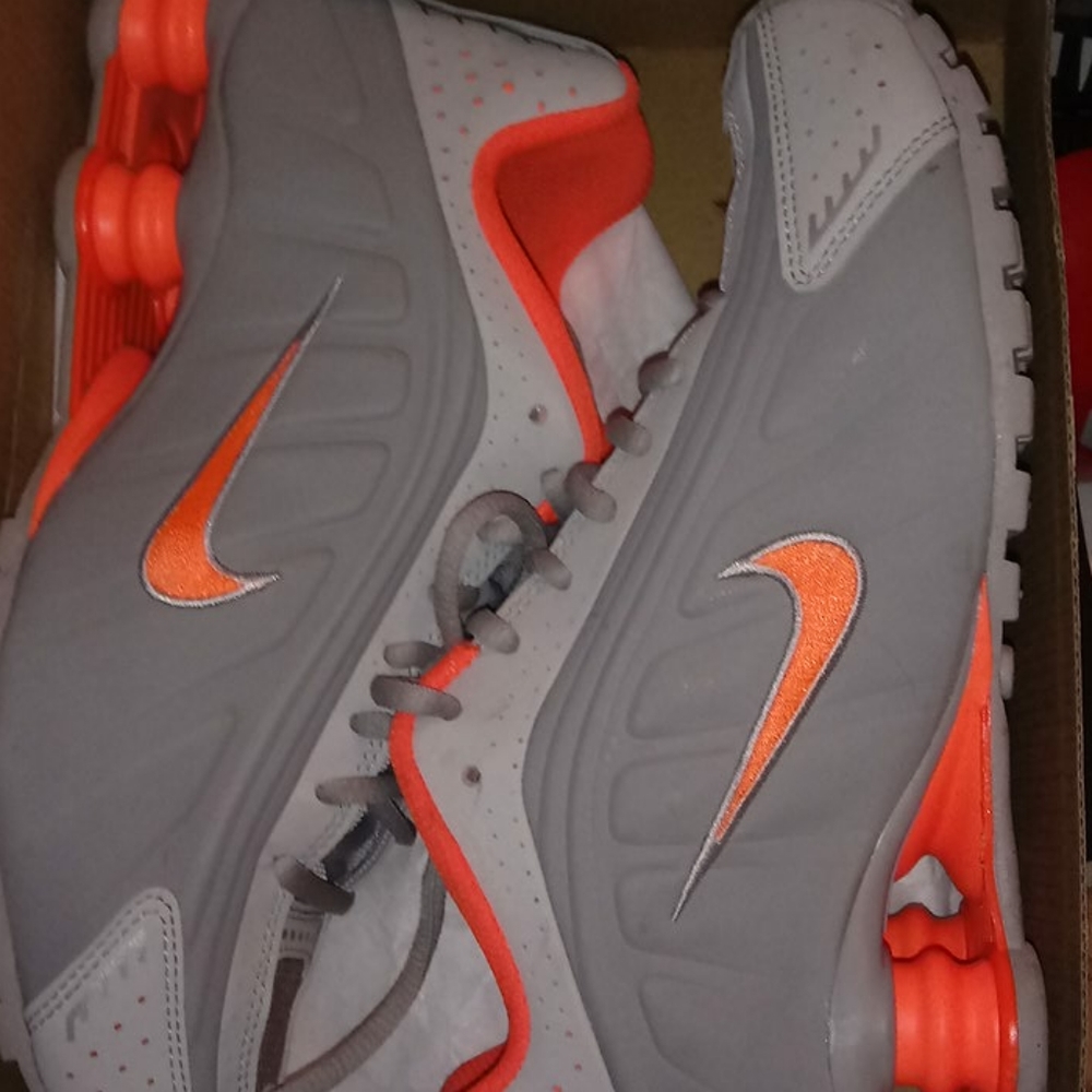 NIKE SHOX